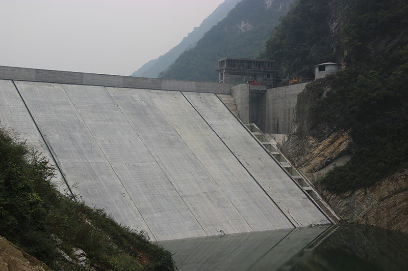 長陽長豐水(shuǐ)電(diàn)樞杻(土建)工程大(dà)壩混凝土面闆